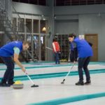Играют в керлинг2